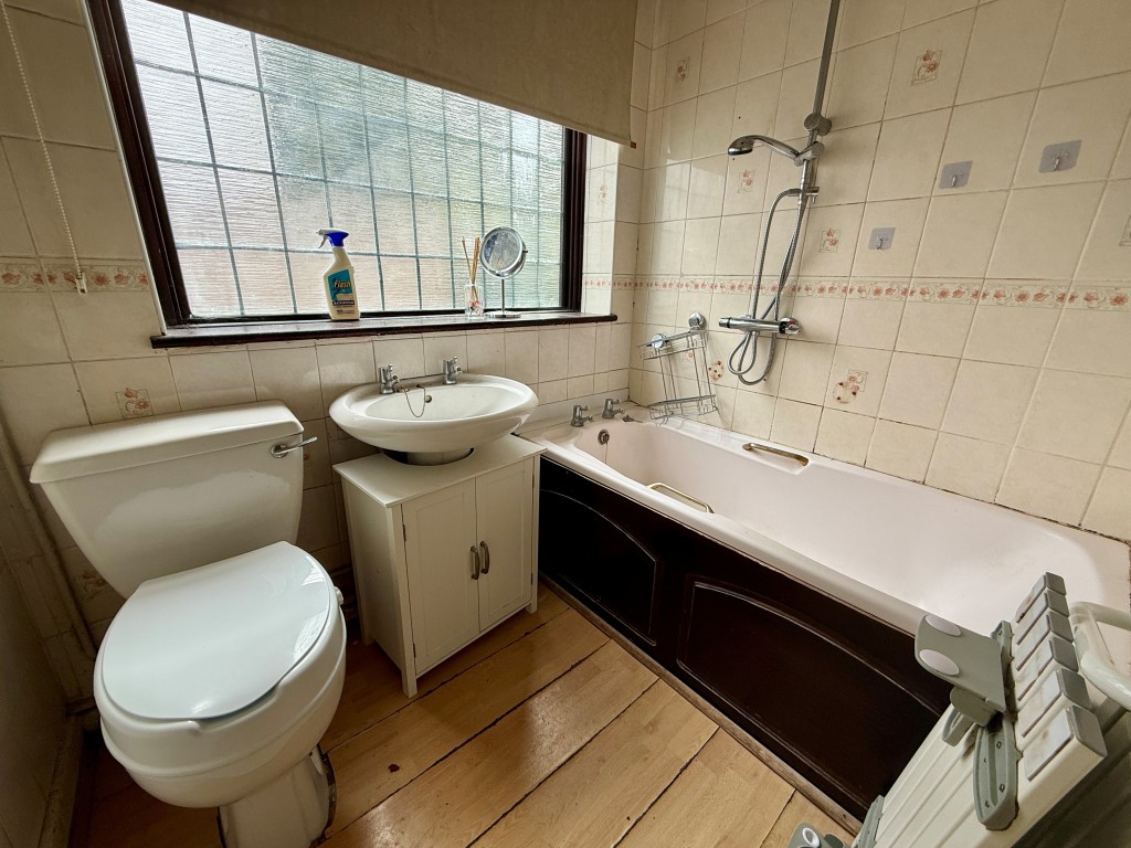 Lot: 38 - PLANNING FOR CONVERSION INTO FOUR-BEDROOM HOUSE WITH EN-SUITES - Bathroom with W.C.